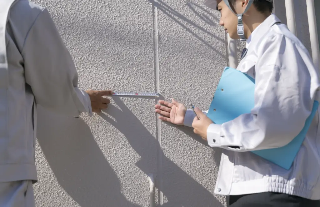 外壁チェックをする作業員