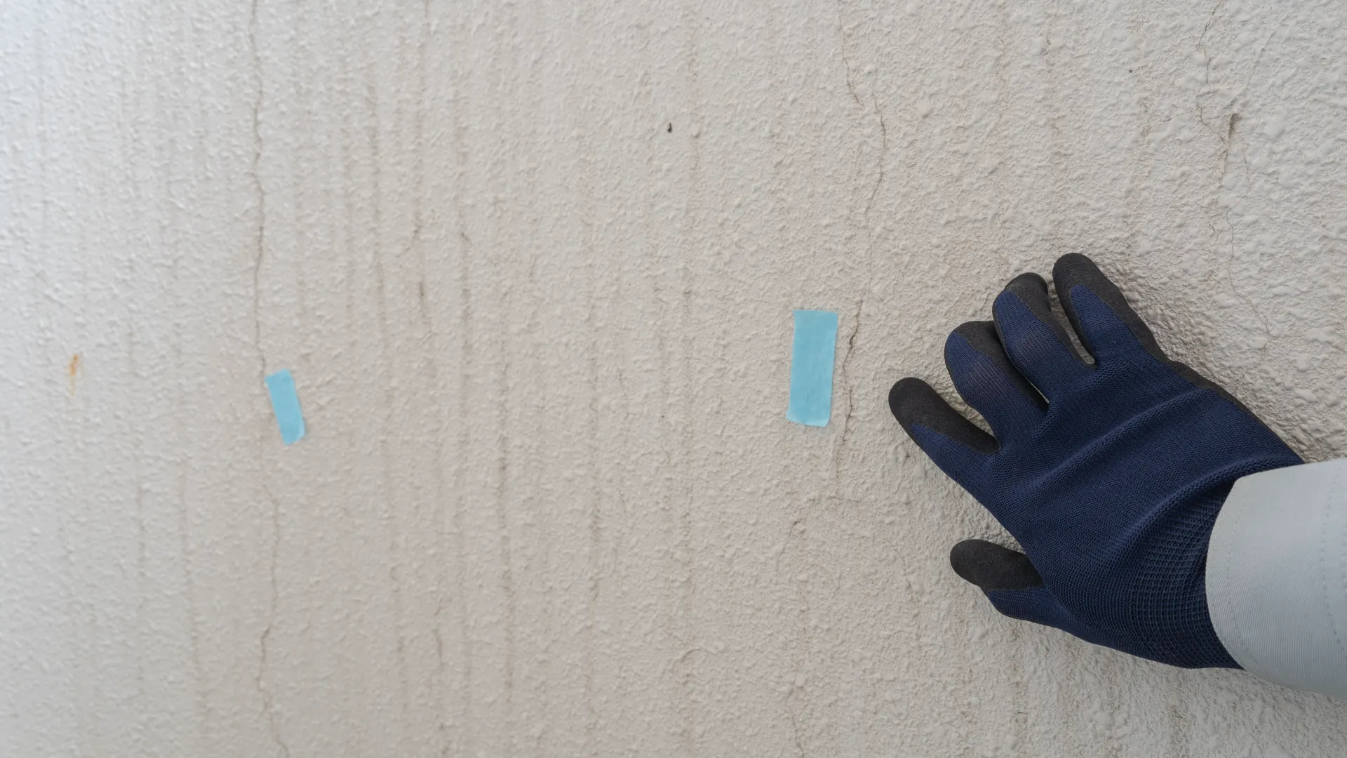 外壁にマスキングテープ