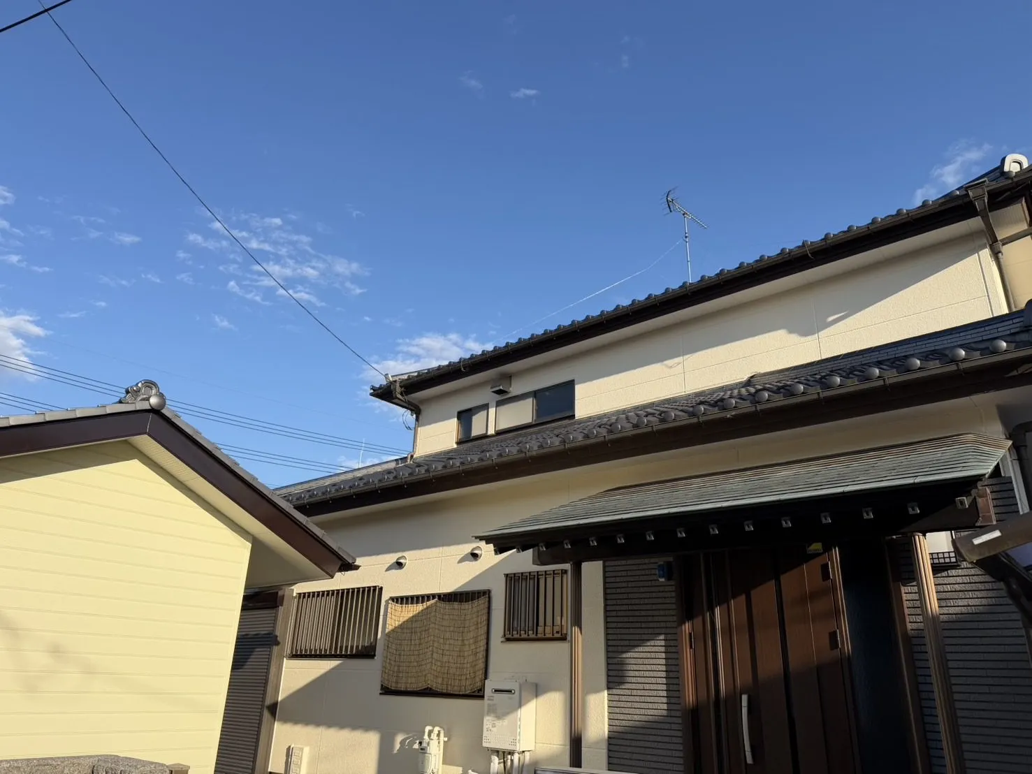 柏市の築40年のお住まい 外壁塗装後の正面（クリーム色の外壁とこげ茶色の破風・雨樋）