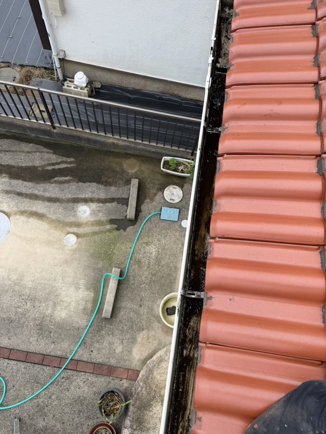 清掃前の雨樋の底の泥汚れ