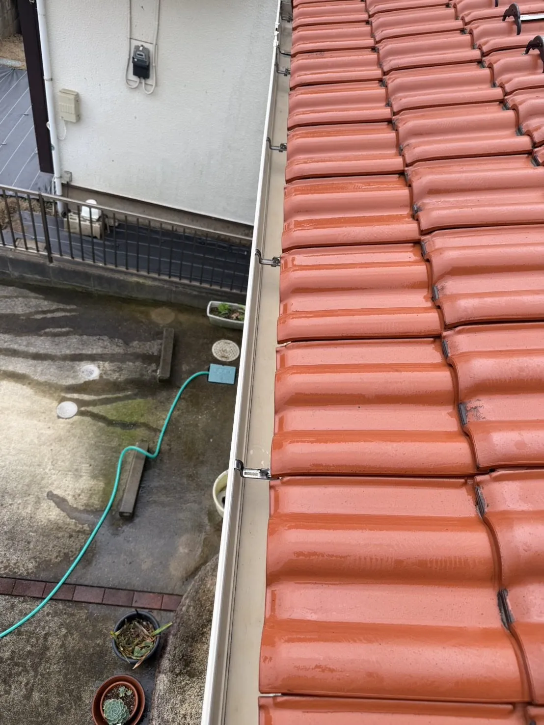 泥と枯れ草を取り除いたあとの、きれいになった雨樋